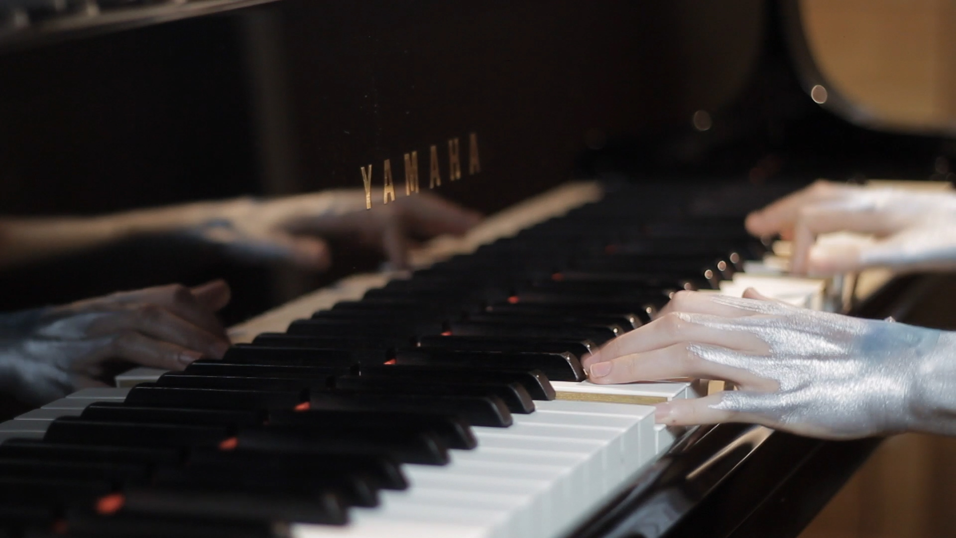Mains sur le piano